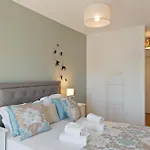 Stunning 2 Bed Apt, Sleeps 4 nr Entrecampos