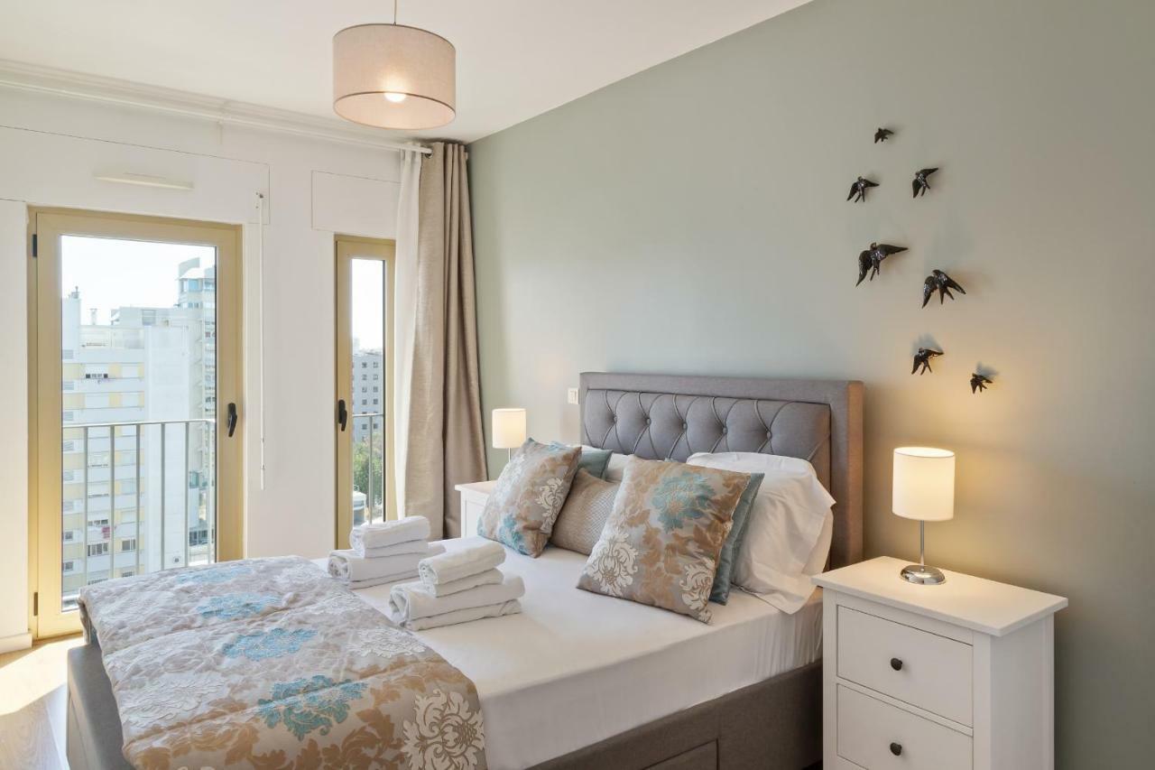 Stunning 2 Bed Apt, Sleeps 4 Nr Entrecampos Ferienhaus *