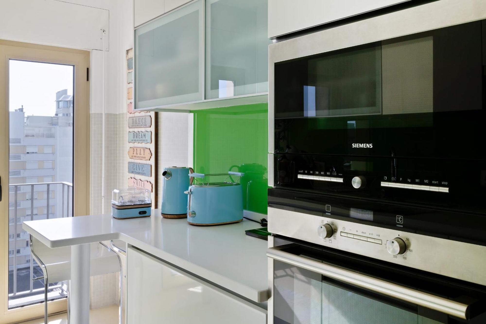 Stunning 2 Bed Apt, Sleeps 4 Nr Entrecampos Ferienhaus