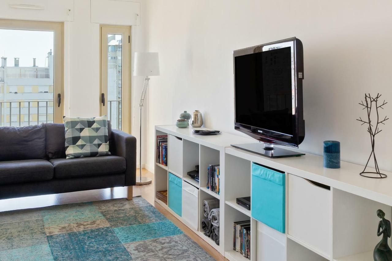 Stunning 2 Bed Apt, Sleeps 4 Nr Entrecampos Ferienhaus *